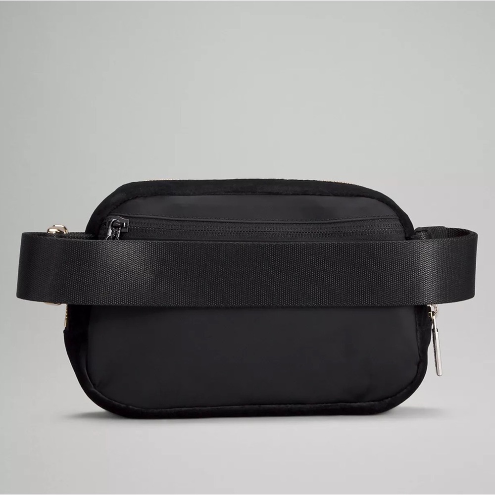 โ NWT Lululemon Everywhere 1L Belt Bag - Black Velour & Gold Hardware - Picture 6 of 11
